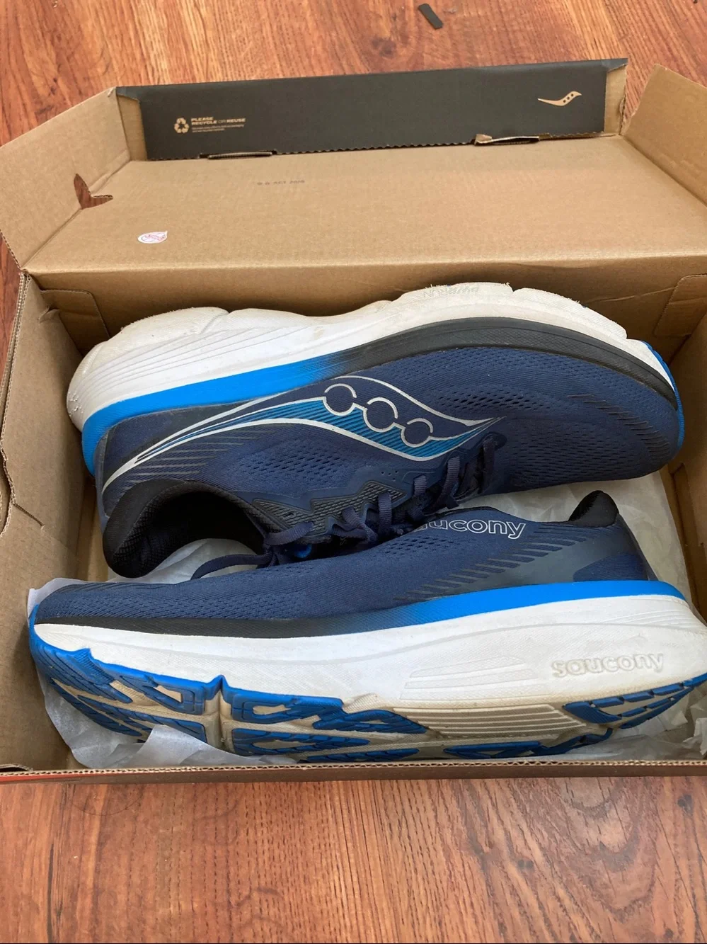 Saucony marine handful used